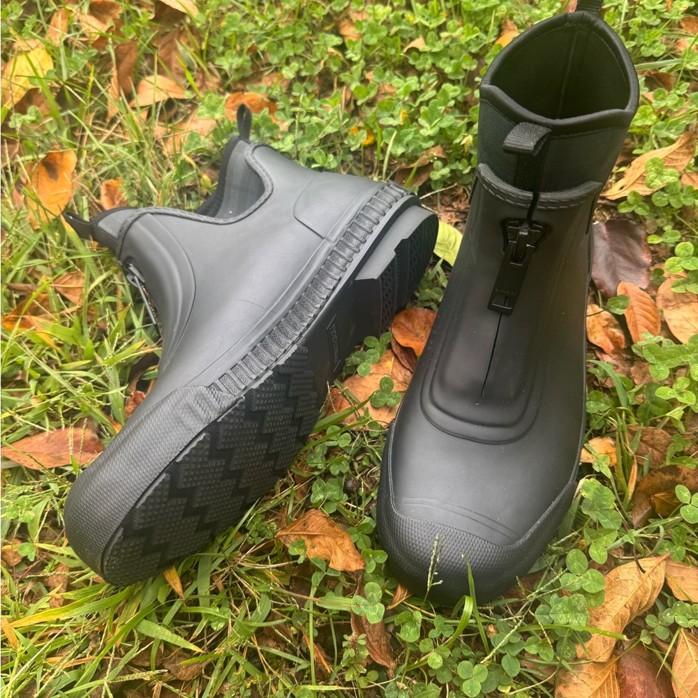 NWOT Burberry Rain Boots! Never worn! W11